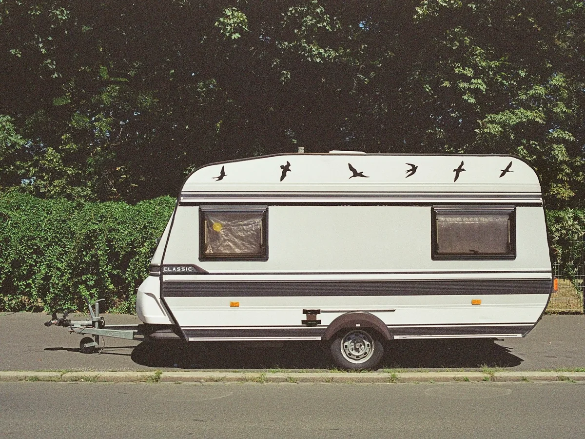 Wohnwagen mit Deichsel und Anhängerkupplung am Straßenrand
