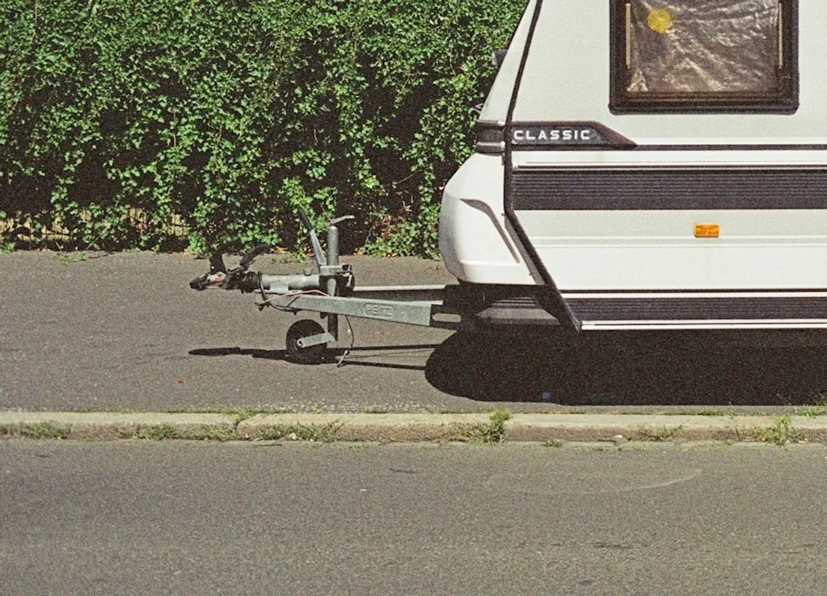 Deichsel, Stützrad und Kugelkupplung eines Anhängers aus der Nähe