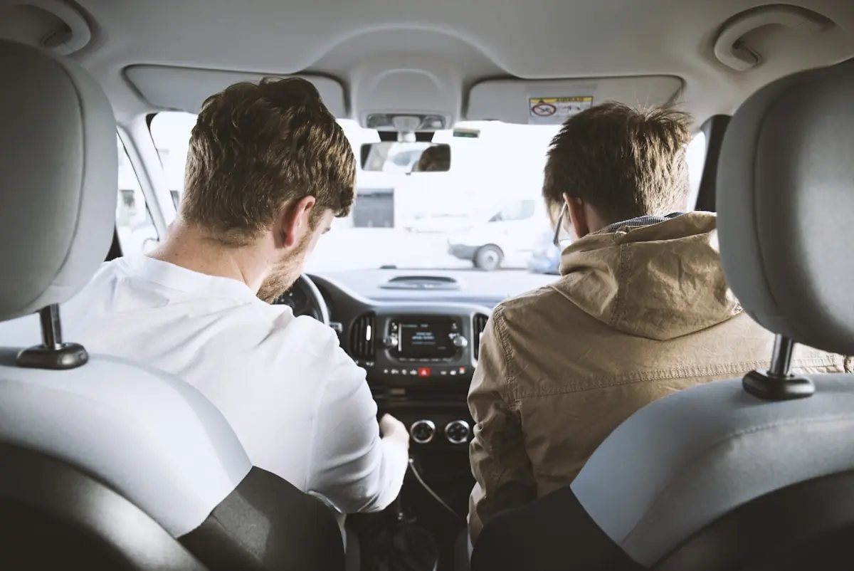 Fahrschülerin und Begleitperson vorne im Auto