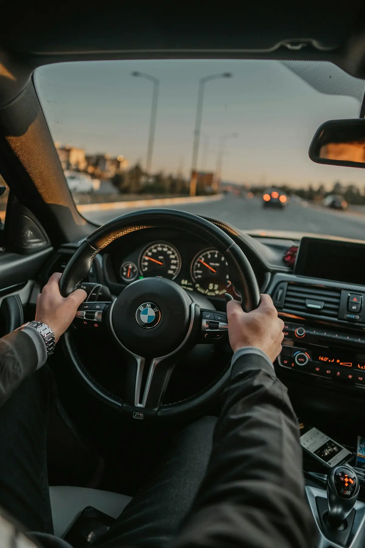 Fahrschulauto im Straßenverkehr